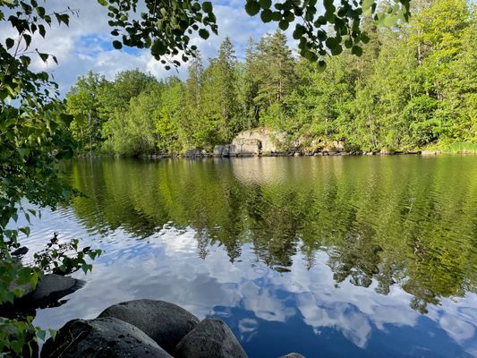 Stuga med fantastisk omgivning och vattenmiljö