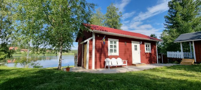 Mysig stuga med strandtomt nära Järvsöbacken