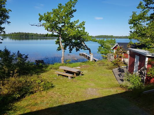 Charmigt sommarhus på sjötomt, egen brygga och båt - Bild 19