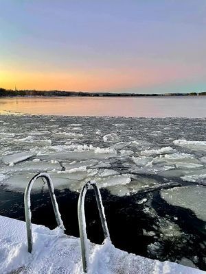 Hyr denna stuga i Stjärnsund på 250 m². 9 sängplatser. Från 15 000 kr per vecka. Se bilder och tillgänglighet här.