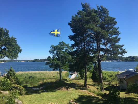 Mysig stuga med egen brygga utanför Vaxholm. - Bild 1