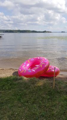 Hus på stor strandtomt vid Mälaren