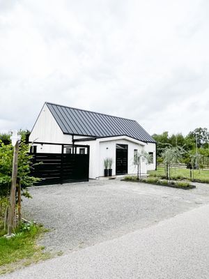 Hyr denna stuga i Båstad på 150 m². 7-9 sängplatser. 15 000 - 25 000 kr per vecka. Se bilder och tillgänglighet här.