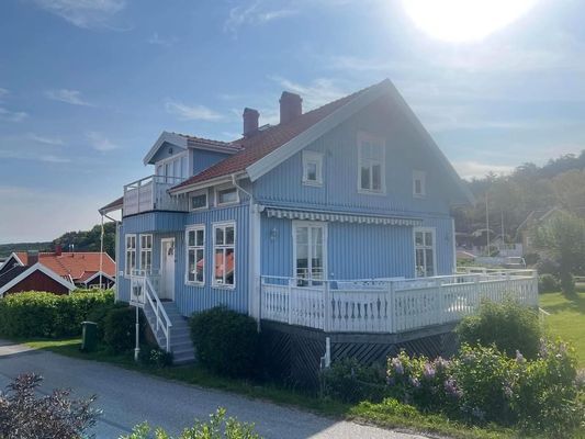 Hyr denna stuga i Fjällbacka på 150 m². 9 sängplatser. 11 000 - 22 000 kr per vecka. Se bilder och tillgänglighet här.