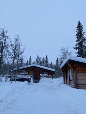 Hyr denna stuga i Fjätervålen på 70 m². 6-8 sängplatser. 3 000 - 6 000 kr per vecka. Se bilder och tillgänglighet här.