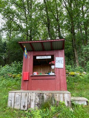 Lekcafé för barn (ligger uppe på höjd i trädgården)