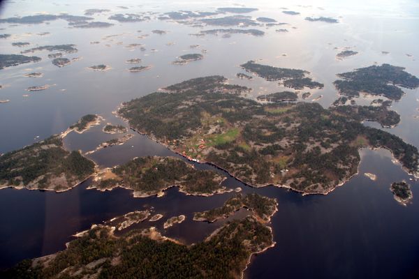 Övervåning i skärgårdshus med sjöutsikt & balkong