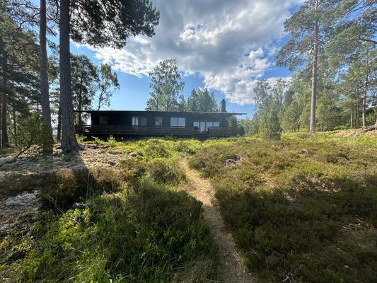 Hyr denna stuga i  på 100 m². 8-10 sängplatser. Från 15 000 kr per vecka. Se bilder och tillgänglighet här.