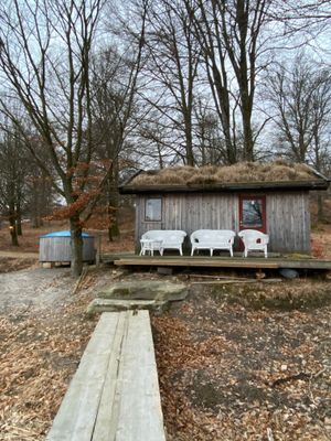 Strandstugan med båtbrygga och vedeldad badtunna.