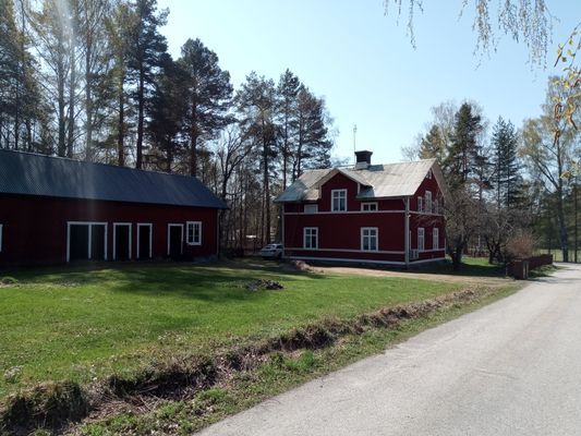 Hyr denna stuga i  på 178 m². 8-9 sängplatser. 5 000 - 10 000 kr per vecka. Se bilder och tillgänglighet här.