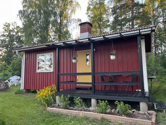 Hyr denna stuga i Hjorted på 40 m². 4-6 sängplatser. 4 500 - 5 000 kr per vecka. Se bilder och tillgänglighet här.