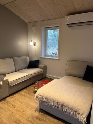 Hyr denna stuga i Stenkumla på 50 m². 4 sängplatser. 12 500 - 14 000 kr per vecka. Se bilder och tillgänglighet här.