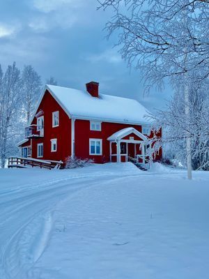 Hus med vita knutar i lantlig miljö