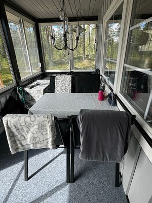 Glasveranda med fyra matplatser och grill