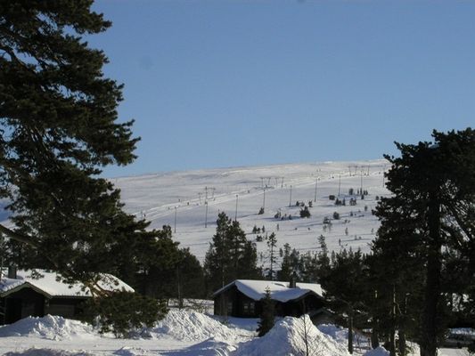 Hyr denna stuga i  på 50 m². 4-6 sängplatser. Från 11 000 kr per vecka. Se bilder och tillgänglighet här.