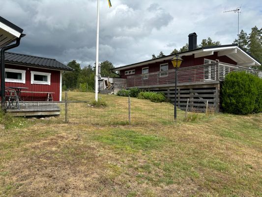 sommarstuga  I lugnt sommarstuge-område