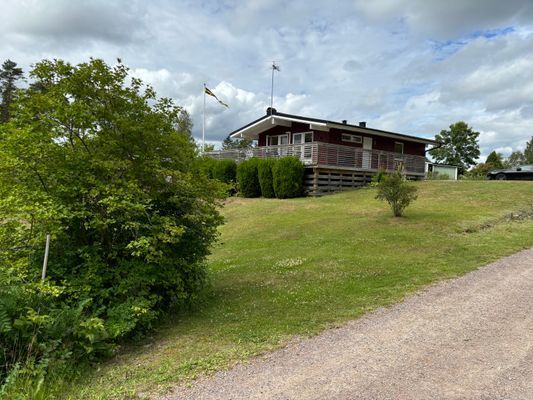 sommarstuga  I lugnt sommarstuge-område