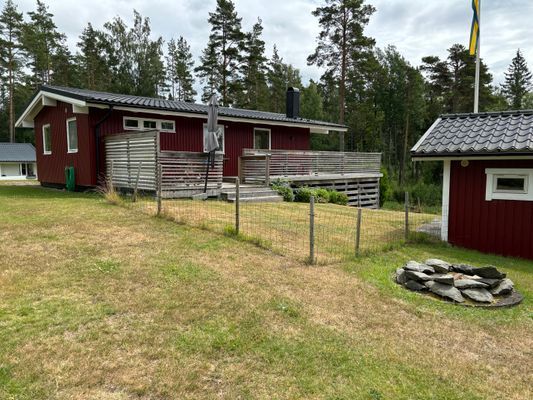 sommarstuga  I lugnt sommarstuge-område