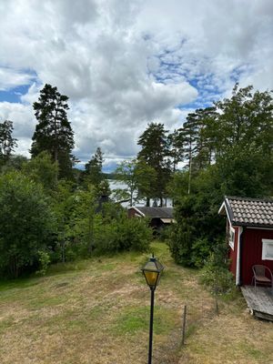 Bild 4 på sommarstuga  I lugnt sommarstuge-område