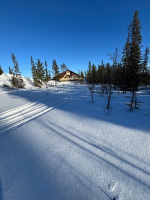 Hyr denna stuga i  på 85 m². 6-8 sängplatser. 13 500 - 19 000 kr per vecka. Se bilder och tillgänglighet här.