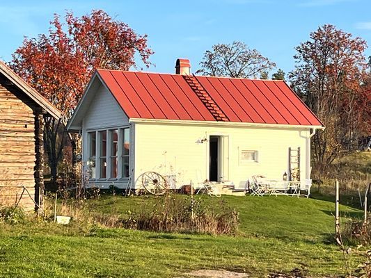 Stuga med strandtomt o söta ponnyer på gården - Bild 46