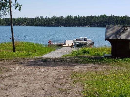 Båtbryggan vid viken ut mot farleden..