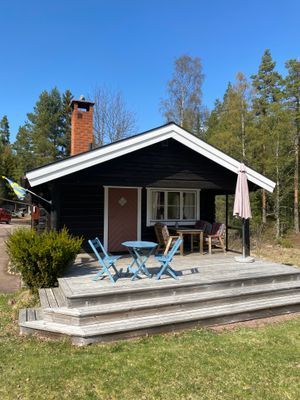 Hyr denna stuga i Leksand på 38 m². 3-5 sängplatser. 5 900 - 6 900 kr per vecka. Se bilder och tillgänglighet här.