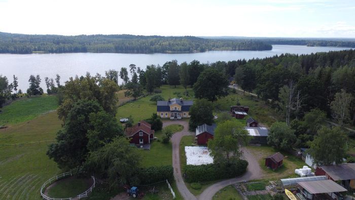 Stuga på hästgård vid sjön Solgen!