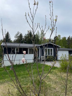 Hyr denna stuga i Norrtälje på 70 m². 3-4 sängplatser. 9 500 - 10 500 kr per vecka. Se bilder och tillgänglighet här.