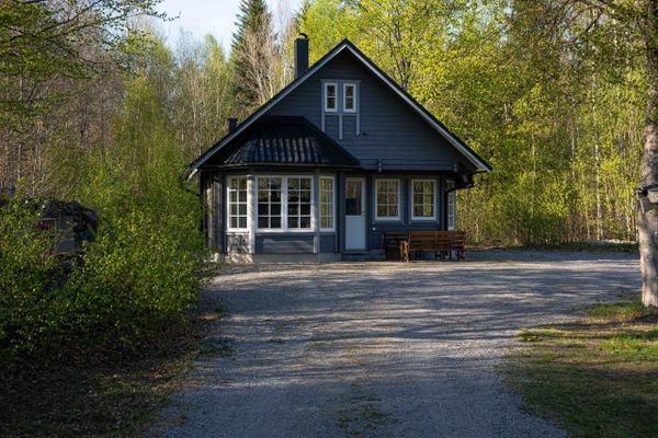 Hyr denna stuga i Tingsryd på 75 m². 4-6 sängplatser. Från 9 000 kr per vecka. Se bilder och tillgänglighet här.