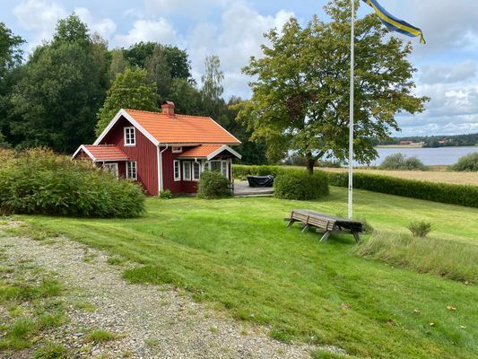 Hyr denna stuga i  på 72 m². 4-8 sängplatser. 6 000 - 8 000 kr per vecka. Se bilder och tillgänglighet här.