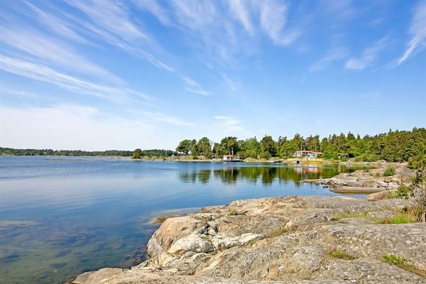 Badklippor vid havet ca 700 m från stugan