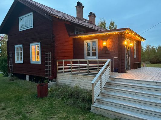 Hyr denna stuga i Järvsö på 185 m². 11 sängplatser. 10 300 - 11 300 kr per vecka. Se bilder och tillgänglighet här.