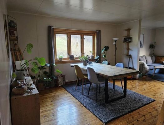 Hyr denna stuga i  på 120 m². 6-10 sängplatser. 3 000 - 10 000 kr per vecka. Se bilder och tillgänglighet här.