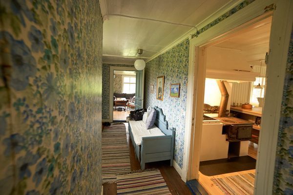 Förstugan med vardagsrummet i fonden och köket till höger