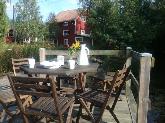 Mysigt fikaställe vid kvarndammen till bruset av Silverån