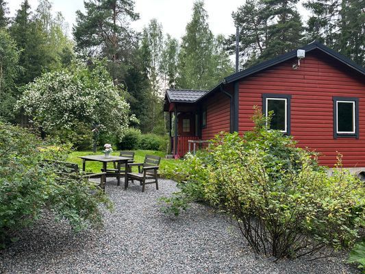 Nyrenoverad stuga nära badplats