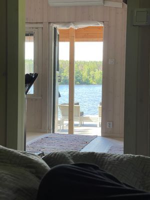 Litet hus med sjötomt och egen brygga i Mälaren