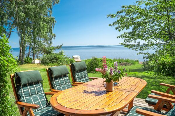 Uteplats med utsikt mot sjön