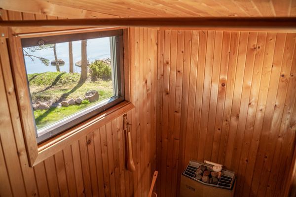 Bastu med utsikt mot sjön.