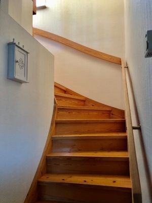 Trappgrind i övre delen av trappen finns.