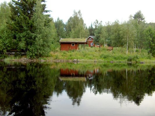 vedeldadbastu vid sjön