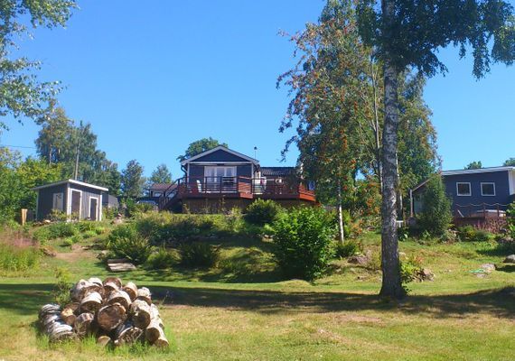 Stuga med båt och badtunna