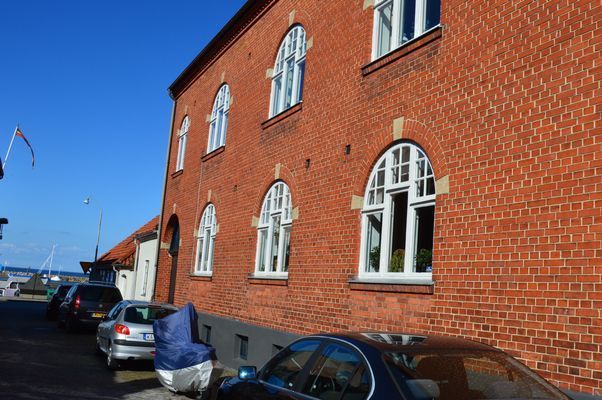 En lägenhet på andra våningen och en lägenhet på bottenvåningen.