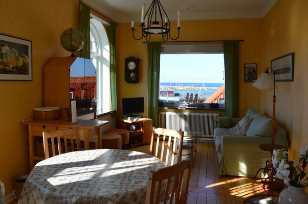 Öppet kök med härlig vardagsrums-utsikt