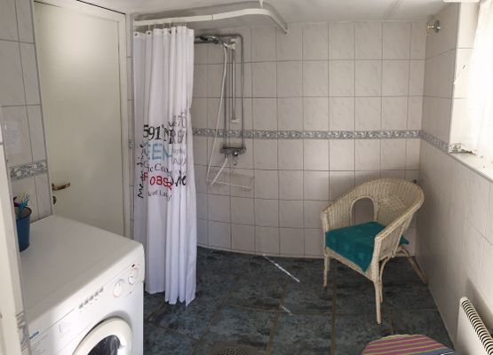 Dushrum i källaren, med toalett och tvättmaskin