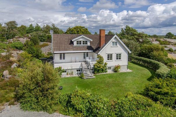 Modernt hus med utsikt mot öppet hav