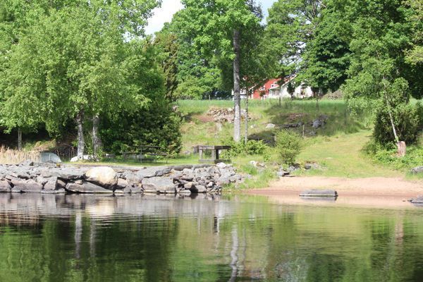 Stranden med grillplats