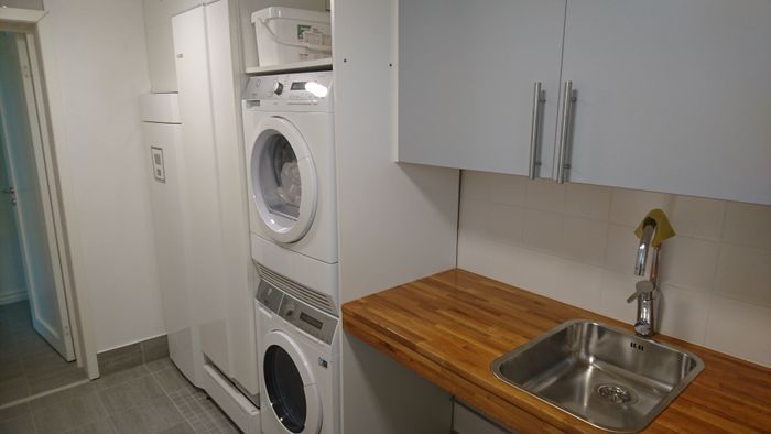 Tvättstuga och entré.