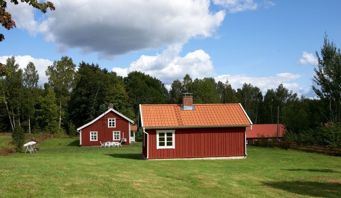 Utsikt övre trädgården med brygghuset